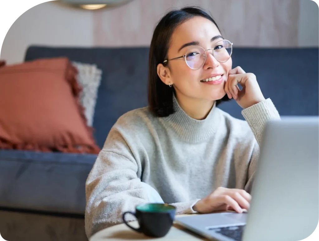 עובדת הנהלת חשבונות מרחוק מנהלת דוחות כספיים