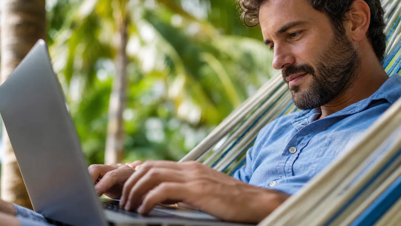 מנהל פיתוח ישראלי ומועמד Frontend פיליפיני מבצעים Code Review מרחוק על רכיב React