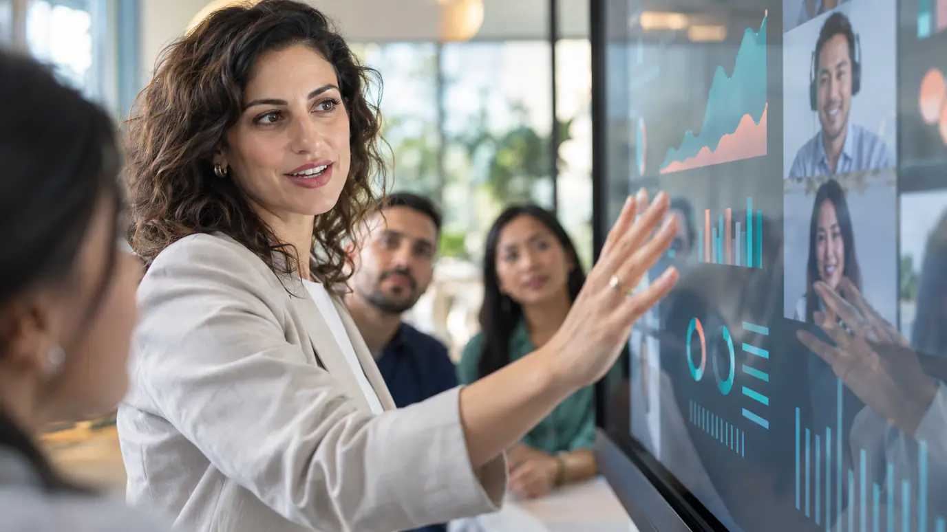 מנהלת ישראלית וצוות מרוחק מנתחים לוח KPI, איכות ועמידה ב־SLA בפגישת וידאו
